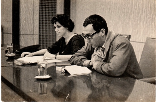 Foto de Raquel y Vicente Revuelta imparten conferencia en la Sala Teatro de la Biblioteca Nacional José Martí, 6 de noviembre de 1964. Colección especial de fotografías BNJM.      